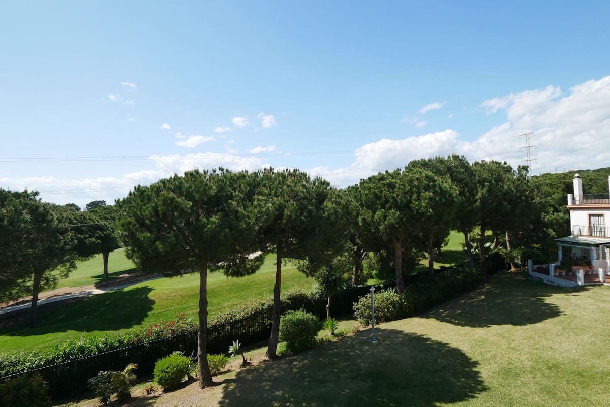 4 soveværelse Byhus til salg i Cabopino med swimmingpool garage - € 579.000 (Ref: 8942583)