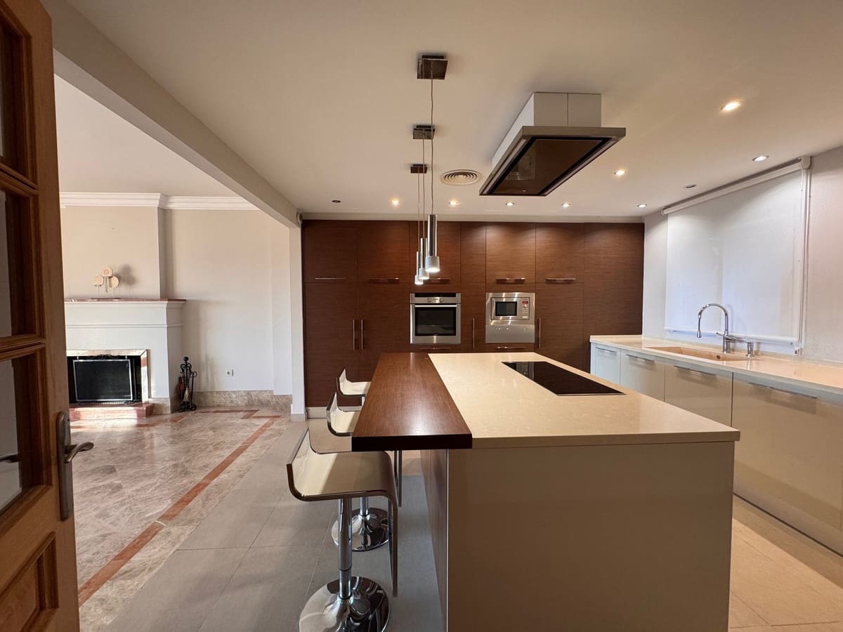 4 slaapkamer Villa te koop in Marbella - € 849.000 (Ref: 8949261)