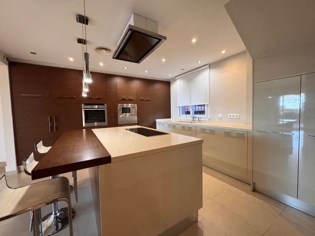 4 slaapkamer Villa te koop in Marbella - € 849.000 (Ref: 8949261)