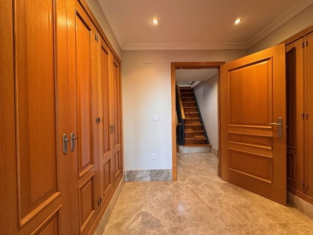 4 slaapkamer Villa te koop in Marbella - € 849.000 (Ref: 8949261)