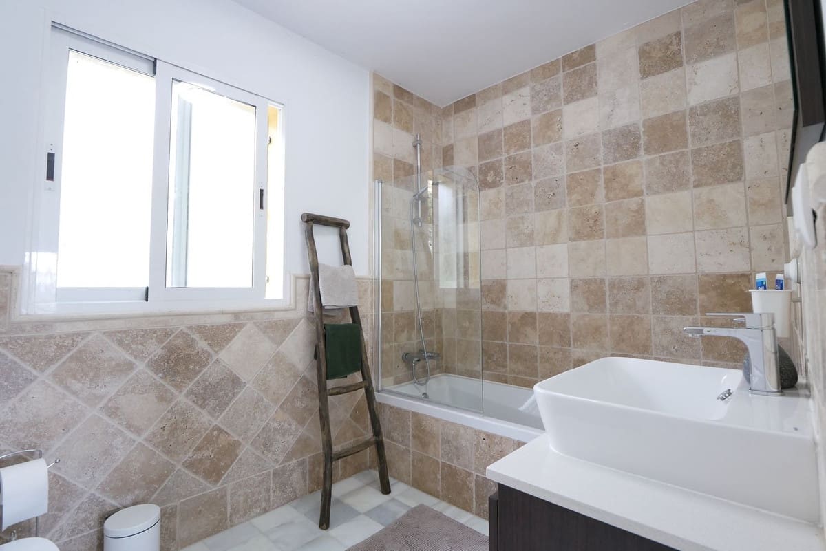 3 slaapkamer Halfvrijstaande villa te koop in Manilva met zwembad garage - € 349.000 (Ref: 8954015)