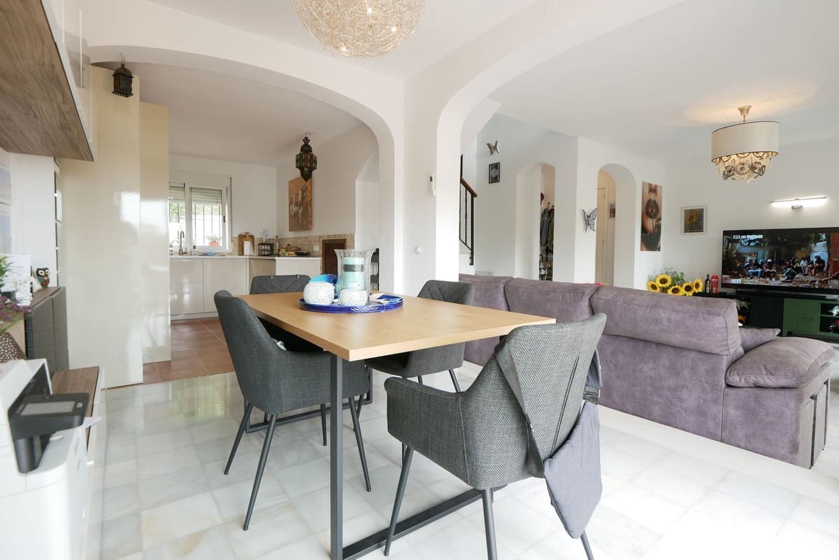 3 slaapkamer Halfvrijstaande villa te koop in Manilva met zwembad garage - € 349.000 (Ref: 8954015)