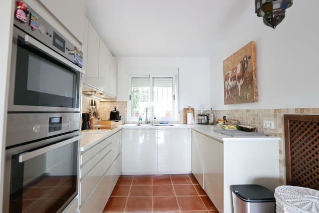 3 slaapkamer Halfvrijstaande villa te koop in Manilva met zwembad garage - € 349.000 (Ref: 8954015)