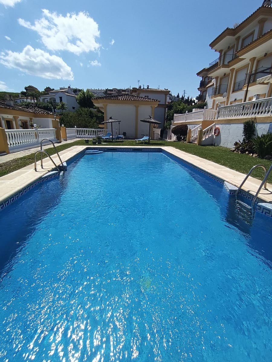 3 slaapkamer Halfvrijstaande villa te koop in Manilva met zwembad garage - € 349.000 (Ref: 8954015)