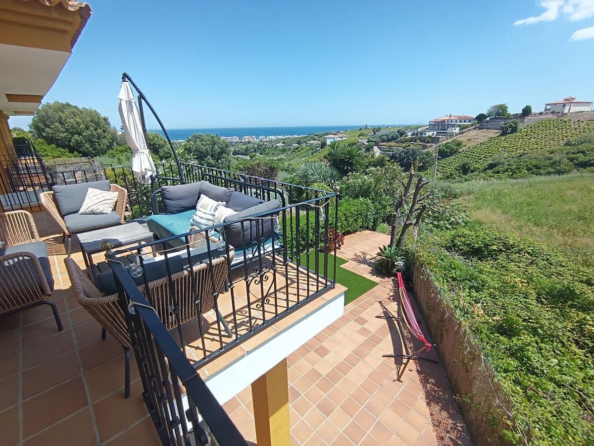 3 slaapkamer Halfvrijstaande villa te koop in Manilva met zwembad garage - € 349.000 (Ref: 8954015)