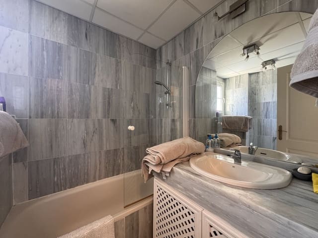 2 bedroom Apartment for sale in Cabopino, Marbella with pool garage - € 349,900 (Ref: 9033254)