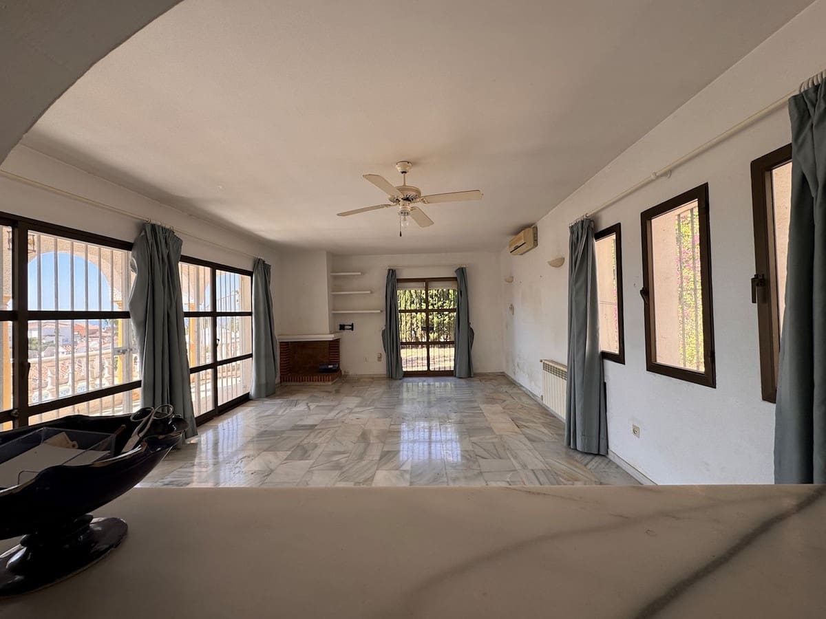 3 soveværelse Villa til salg i Miraflores med swimmingpool garage - € 695.000 (Ref: 9058220)