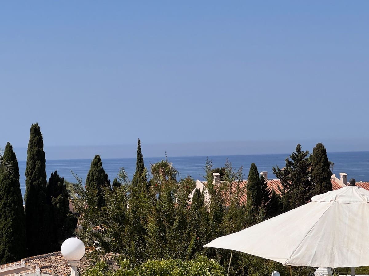 3 soveværelse Villa til salg i Miraflores med swimmingpool garage - € 695.000 (Ref: 9058220)