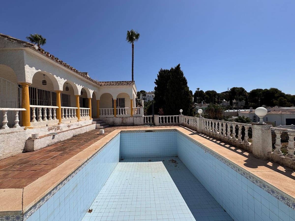 3 soveværelse Villa til salg i Miraflores med swimmingpool garage - € 695.000 (Ref: 9058220)
