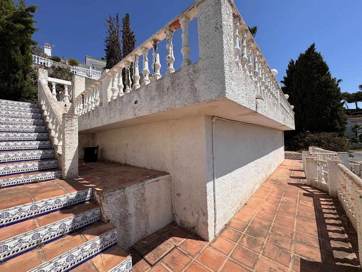 3 soveværelse Villa til salg i Miraflores med swimmingpool garage - € 695.000 (Ref: 9058220)