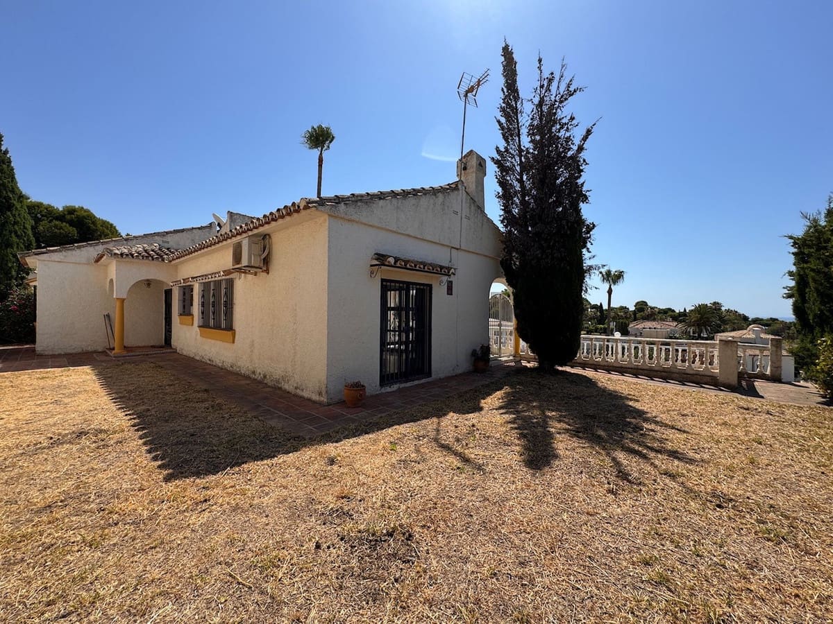 3 soveværelse Villa til salg i Miraflores med swimmingpool garage - € 695.000 (Ref: 9058220)