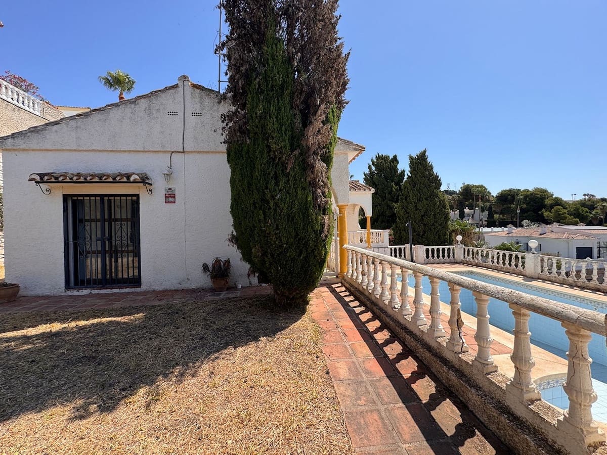 3 soveværelse Villa til salg i Miraflores med swimmingpool garage - € 695.000 (Ref: 9058220)