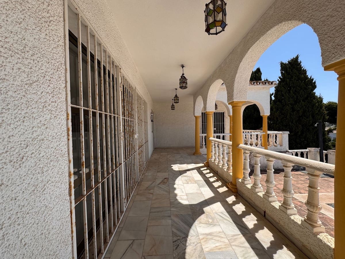 3 soveværelse Villa til salg i Miraflores med swimmingpool garage - € 695.000 (Ref: 9058220)