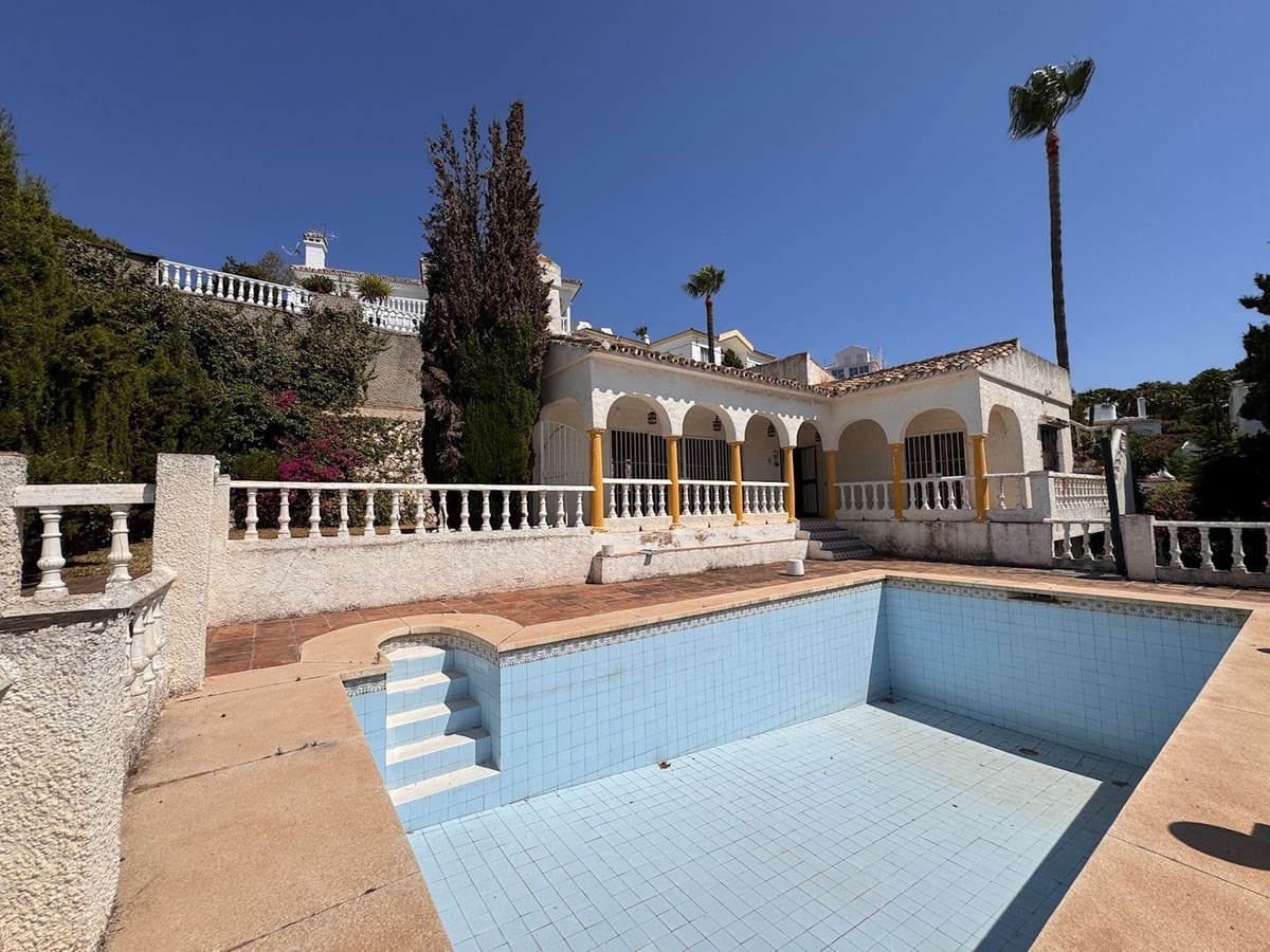 3 soveværelse Villa til salg i Miraflores med swimmingpool garage - € 695.000 (Ref: 9058220)