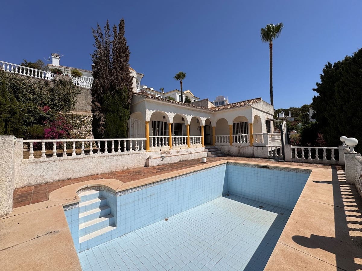 3 soveværelse Villa til salg i Miraflores med swimmingpool garage - € 695.000 (Ref: 9058220)