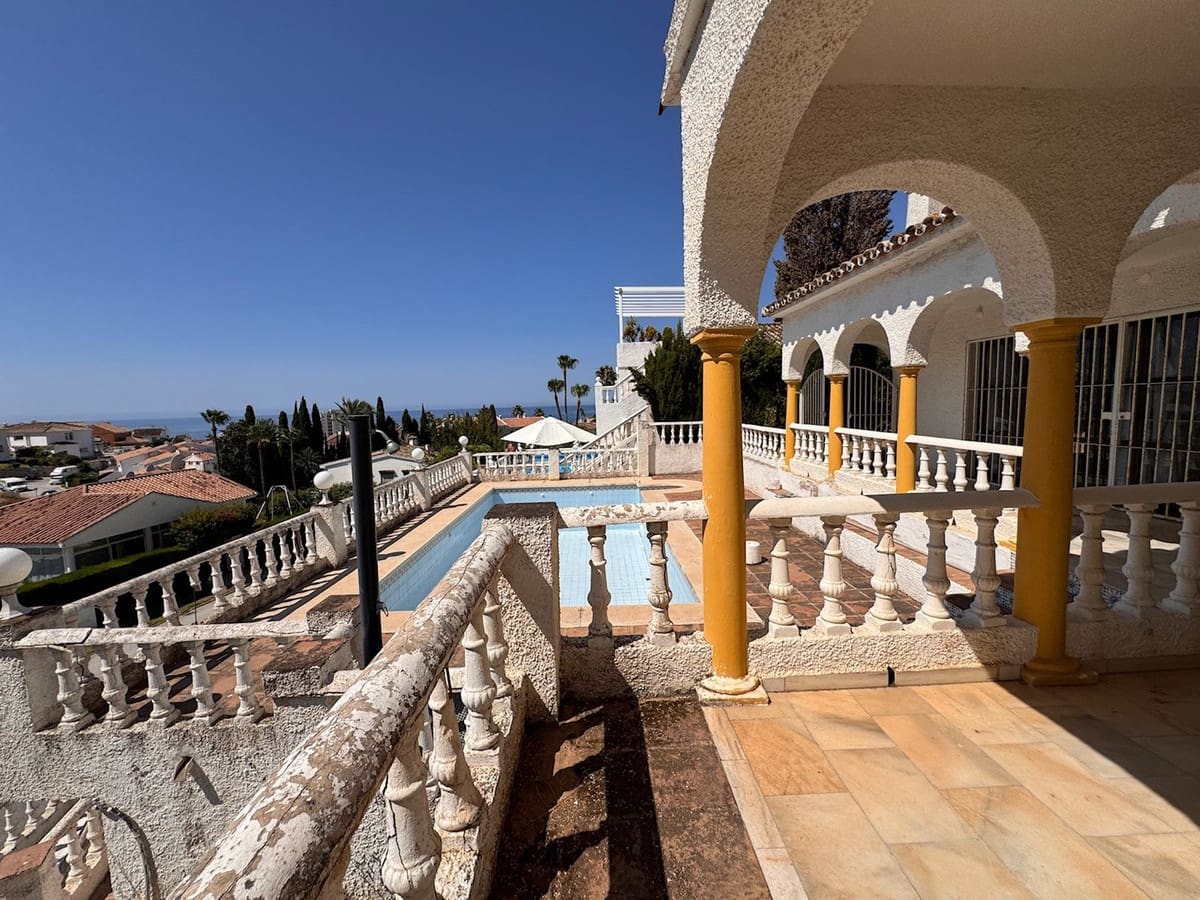 3 soveværelse Villa til salg i Miraflores med swimmingpool garage - € 695.000 (Ref: 9058220)