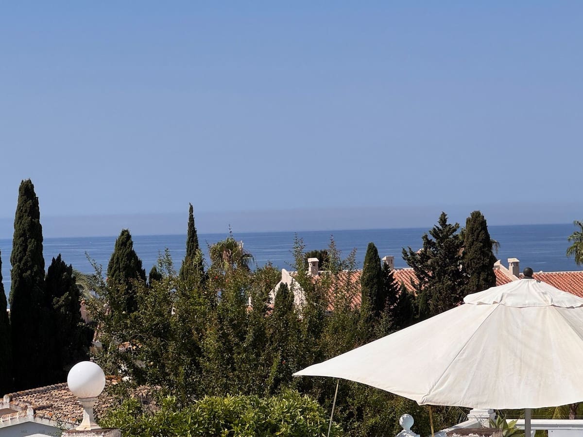 3 soveværelse Villa til salg i Miraflores med swimmingpool garage - € 695.000 (Ref: 9058220)