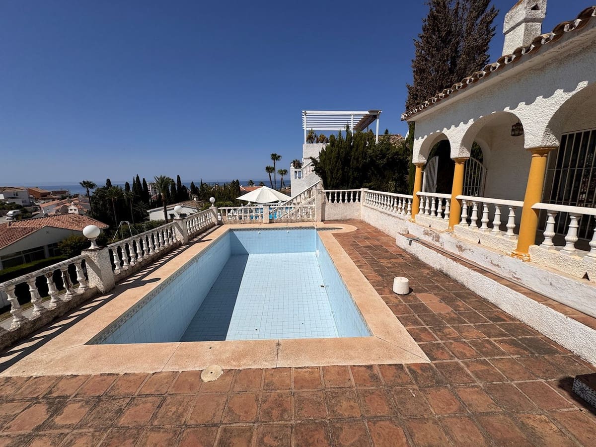 3 soveværelse Villa til salg i Miraflores med swimmingpool garage - € 695.000 (Ref: 9058220)