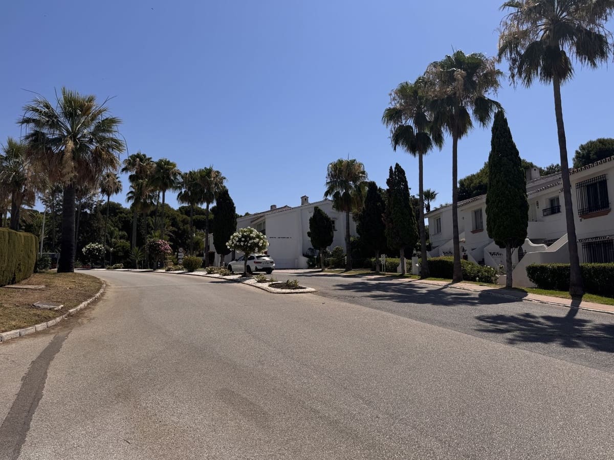 3 soveværelse Villa til salg i Miraflores med swimmingpool garage - € 695.000 (Ref: 9058220)