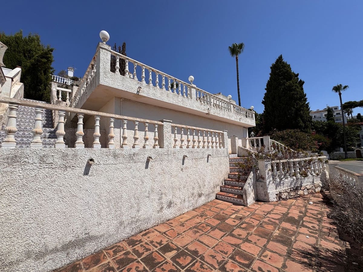 3 soveværelse Villa til salg i Miraflores med swimmingpool garage - € 695.000 (Ref: 9058220)