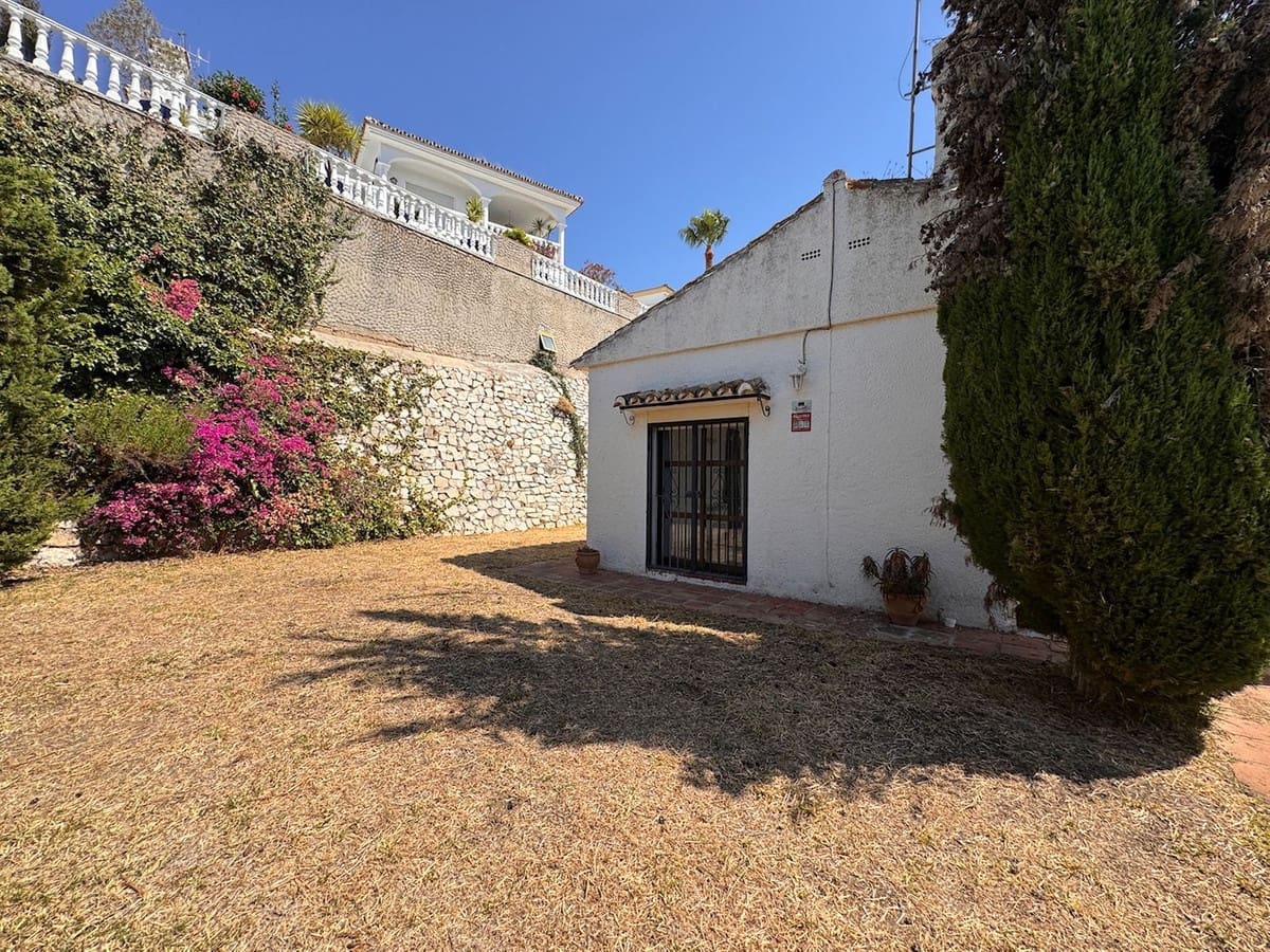 3 soveværelse Villa til salg i Miraflores med swimmingpool garage - € 695.000 (Ref: 9058220)