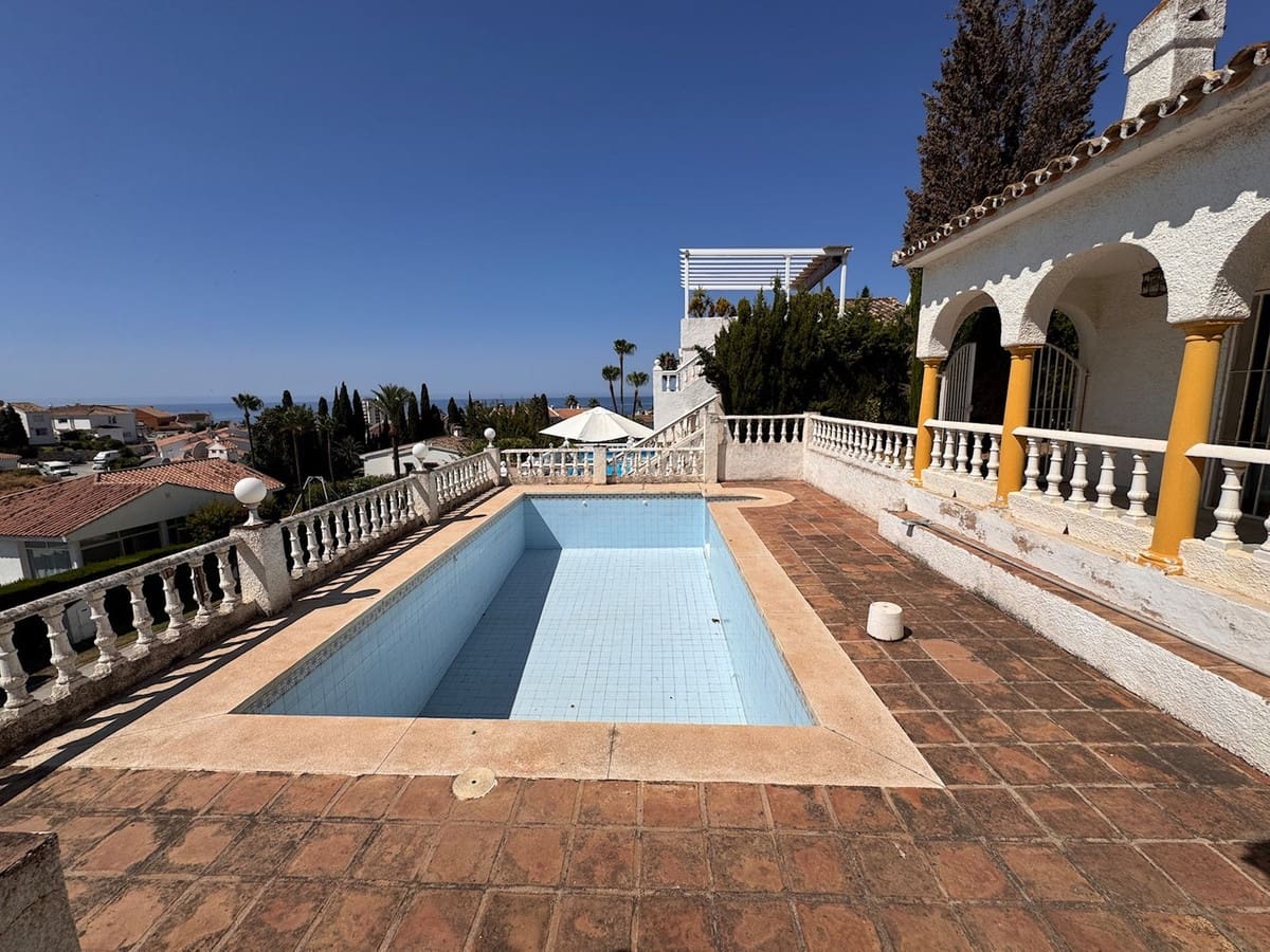 3 soveværelse Villa til salg i Miraflores med swimmingpool garage - € 695.000 (Ref: 9058220)