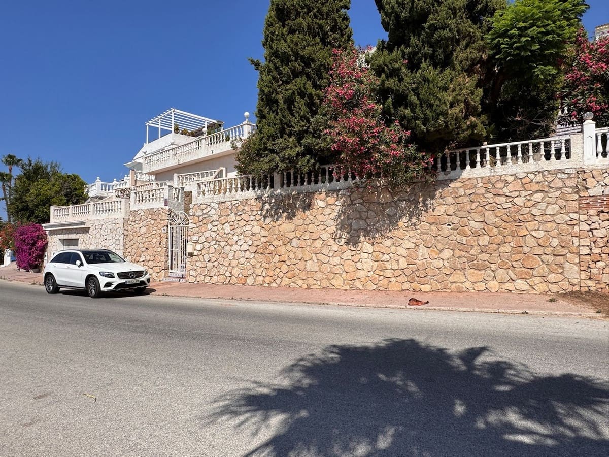 3 soveværelse Villa til salg i Miraflores med swimmingpool garage - € 695.000 (Ref: 9058220)