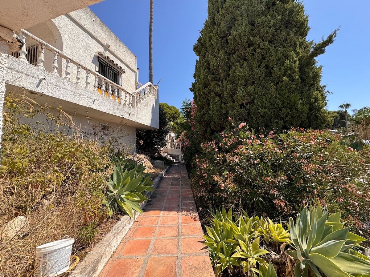 3 soveværelse Villa til salg i Miraflores med swimmingpool garage - € 695.000 (Ref: 9058220)