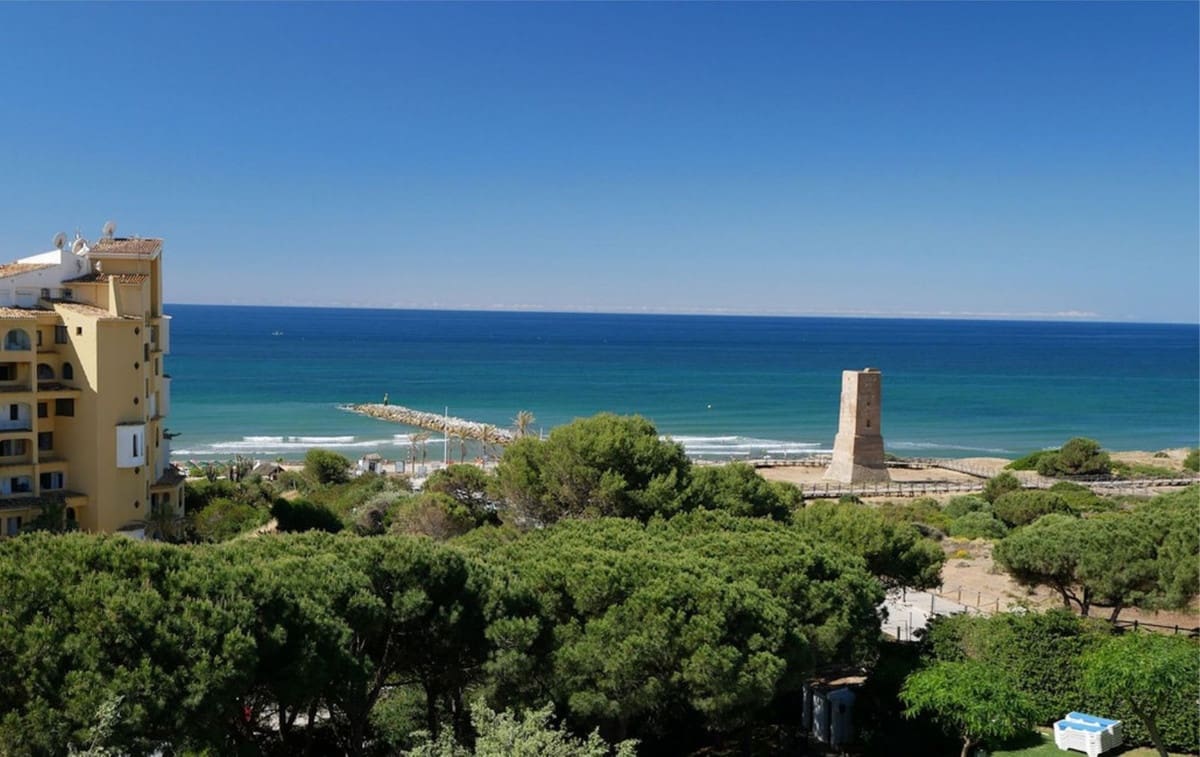 2 bedroom Apartment for sale in Cabopino with pool - € 574,000 (Ref: 9061089)