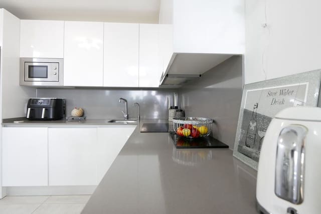 Apartamento de 3 habitaciones en La Cala de Mijas, Mijas en venta con piscina garaje - 499.000 € (Ref: 9081046)