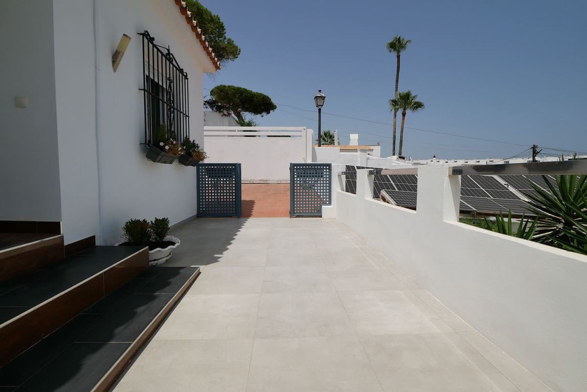 3 bedroom Villa for sale in Fuengirola with pool garage - € 799,000 (Ref: 9094776)