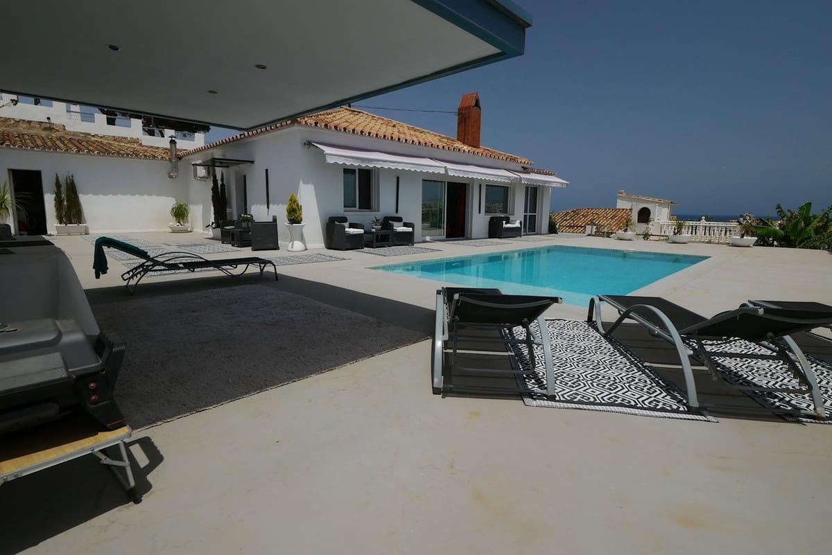3 bedroom Villa for sale in Fuengirola with pool garage - € 799,000 (Ref: 9094776)