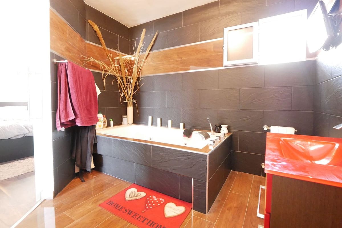 3 bedroom Villa for sale in Fuengirola with pool garage - € 799,000 (Ref: 9094776)