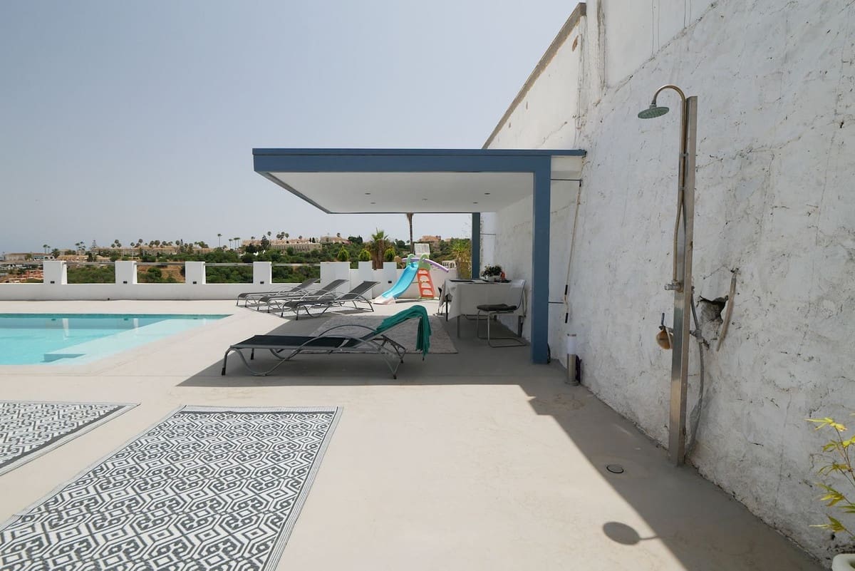 3 bedroom Villa for sale in Fuengirola with pool garage - € 799,000 (Ref: 9094776)