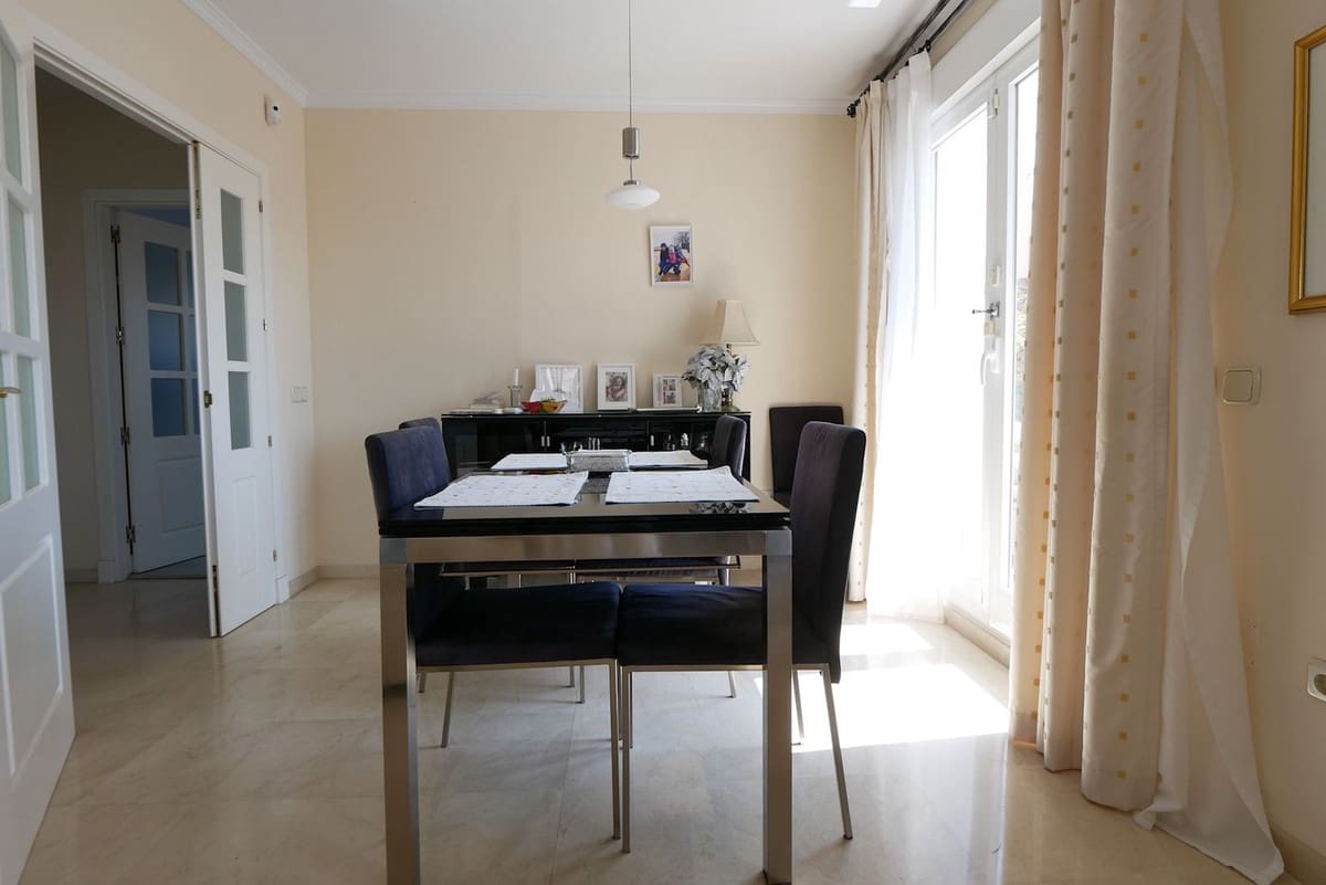 3 soveværelse Semi-Rækkehus til salg i Riviera del Sol med swimmingpool - € 429.000 (Ref: 9101645)