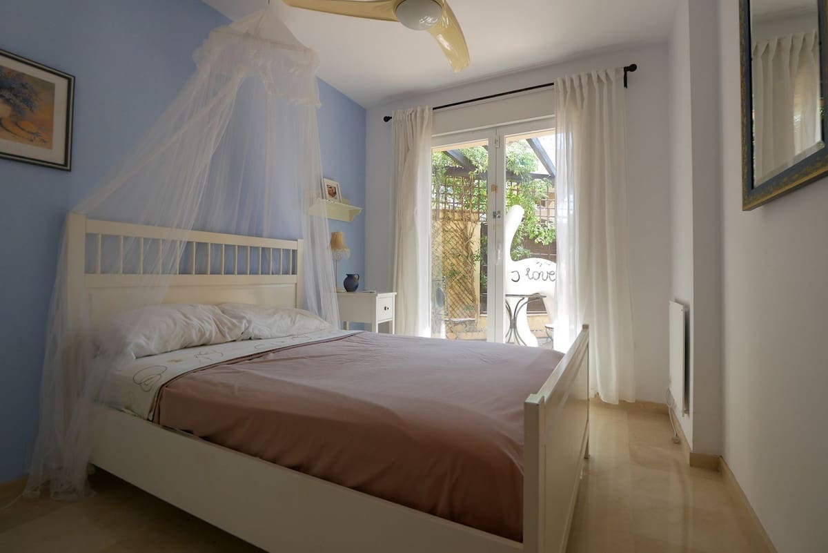 3 soveværelse Semi-Rækkehus til salg i Riviera del Sol med swimmingpool - € 429.000 (Ref: 9101645)