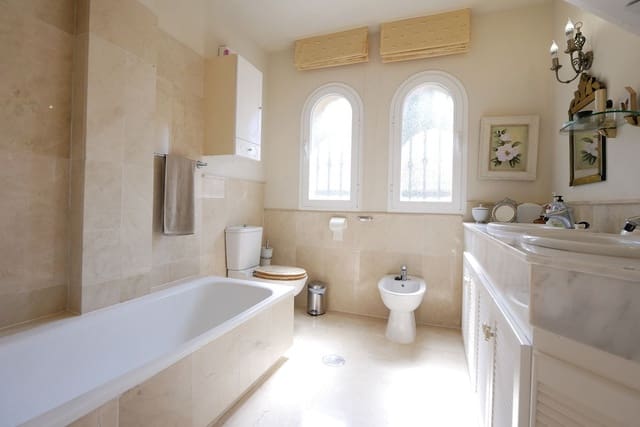 3 soveværelse Semi-Rækkehus til salg i Riviera del Sol, Mijas med swimmingpool - € 429.000 (Ref: 9101645)