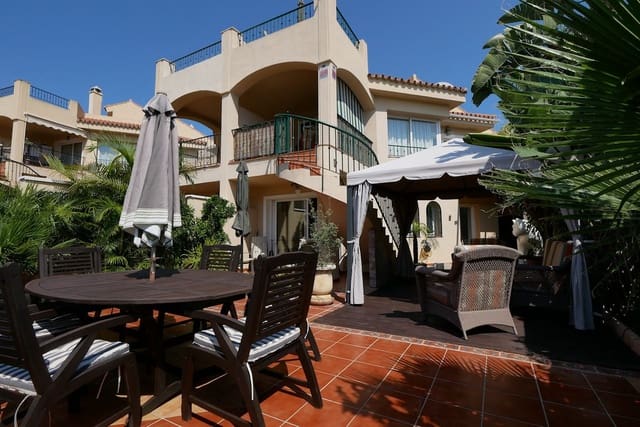 3 soveværelse Semi-Rækkehus til salg i Riviera del Sol, Mijas med swimmingpool - € 429.000 (Ref: 9101645)