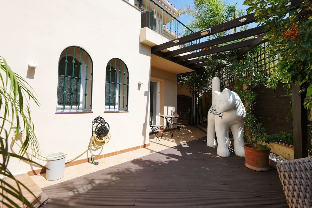 3 soveværelse Semi-Rækkehus til salg i Riviera del Sol med swimmingpool - € 429.000 (Ref: 9101645)