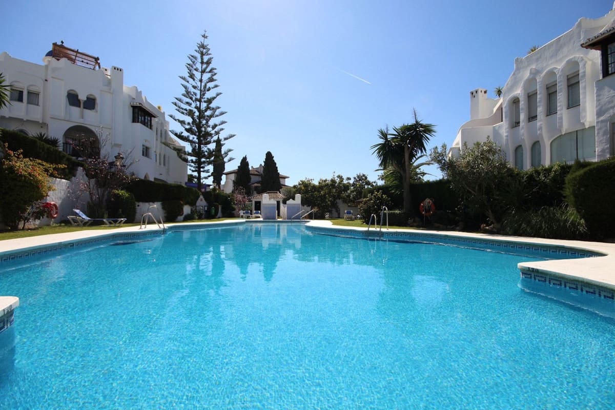 2 bedroom Apartment for sale in Calahonda with pool garage - € 315,000 (Ref: 9103748)