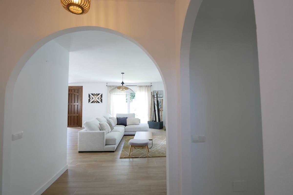 3 bedroom Villa for sale in Cabopino with pool garage - € 1,290,000 (Ref: 9107906)