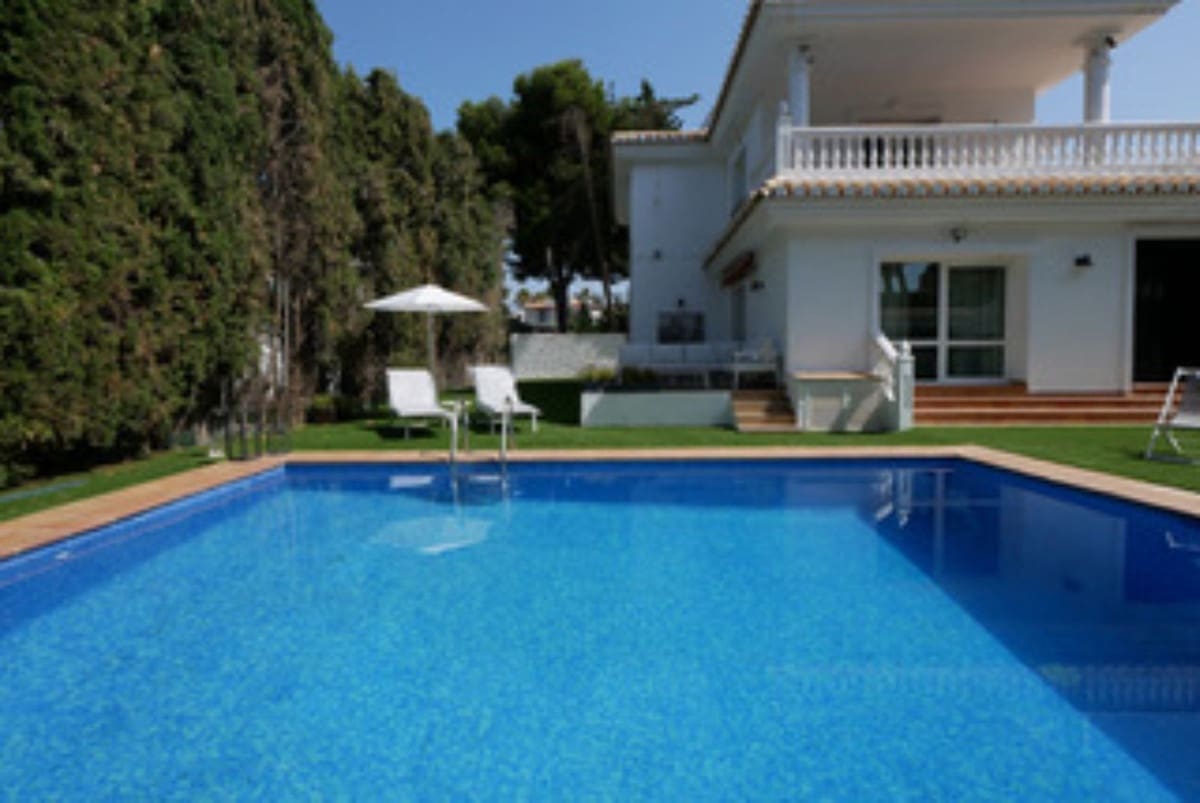 3 bedroom Villa for sale in Cabopino with pool garage - € 1,290,000 (Ref: 9107906)