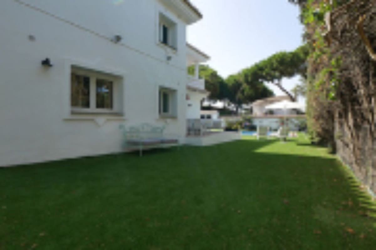 3 bedroom Villa for sale in Cabopino with pool garage - € 1,290,000 (Ref: 9107906)
