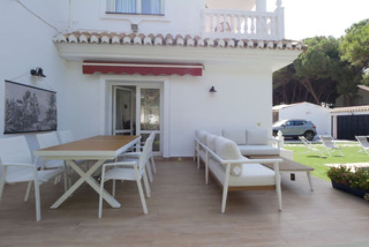3 bedroom Villa for sale in Cabopino with pool garage - € 1,290,000 (Ref: 9107906)