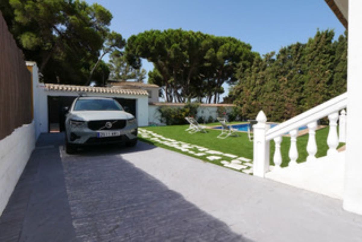 3 bedroom Villa for sale in Cabopino with pool garage - € 1,290,000 (Ref: 9107906)