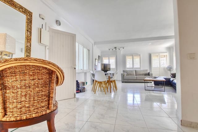 Ático de 3 habitaciones en Cabopino, Marbella en venta con piscina - 890.000 € (Ref: 9145213)