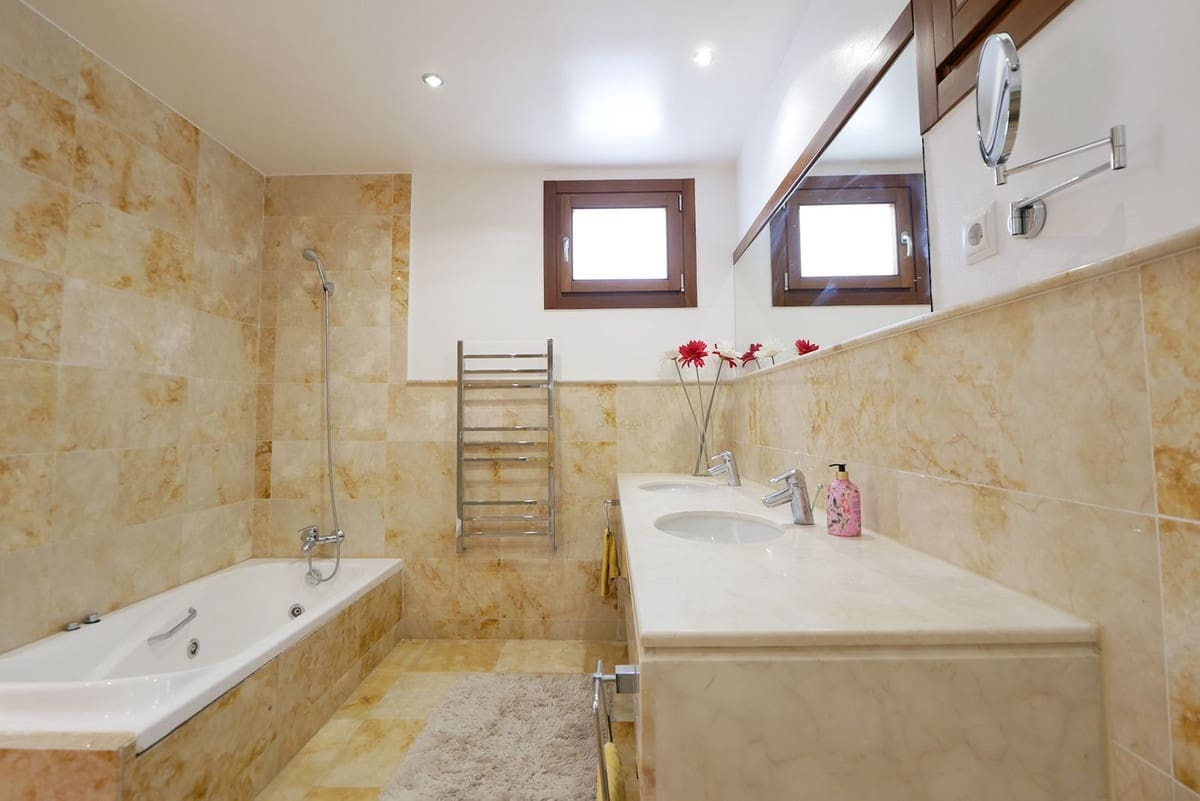 3 makuuhuone Kattohuoneisto myytävänä paikassa Los Monteros mukana uima-altaan 
autotalli - 595 000 € (Ref: 9158276)