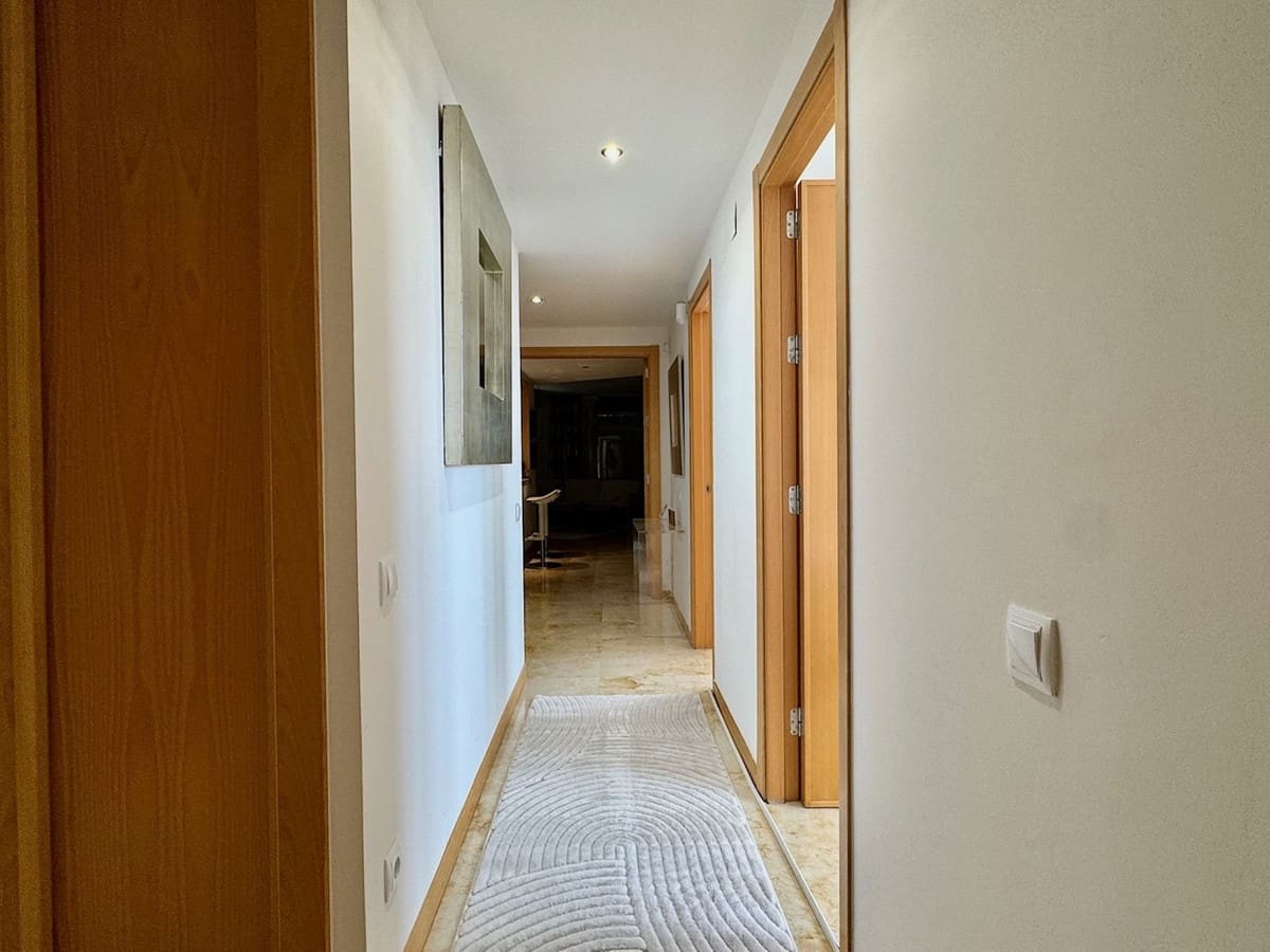 3 makuuhuone Kattohuoneisto myytävänä paikassa Los Monteros mukana uima-altaan 
autotalli - 595 000 € (Ref: 9158276)