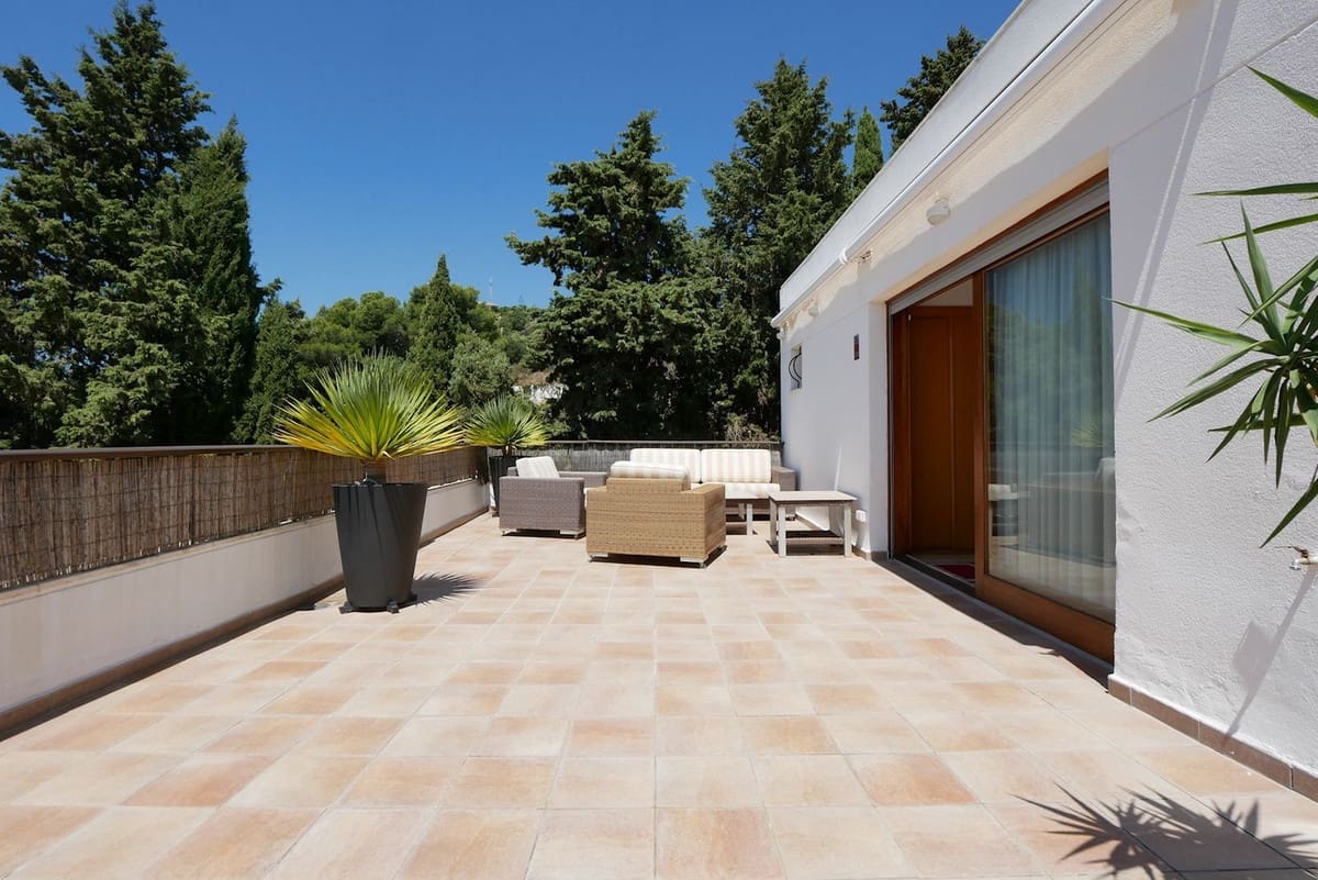 3 makuuhuone Kattohuoneisto myytävänä paikassa Los Monteros mukana uima-altaan 
autotalli - 595 000 € (Ref: 9158276)