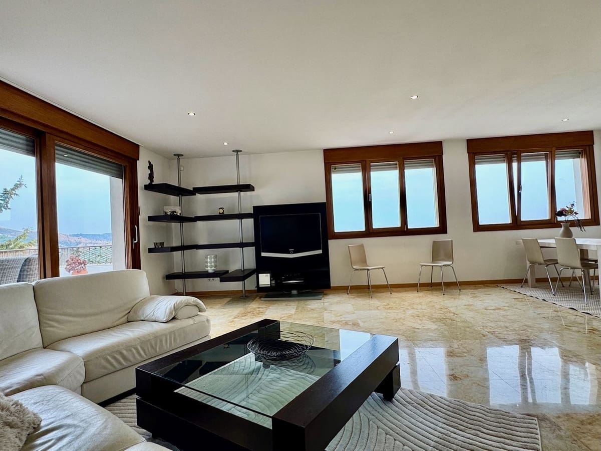 3 makuuhuone Kattohuoneisto myytävänä paikassa Los Monteros mukana uima-altaan 
autotalli - 595 000 € (Ref: 9158276)